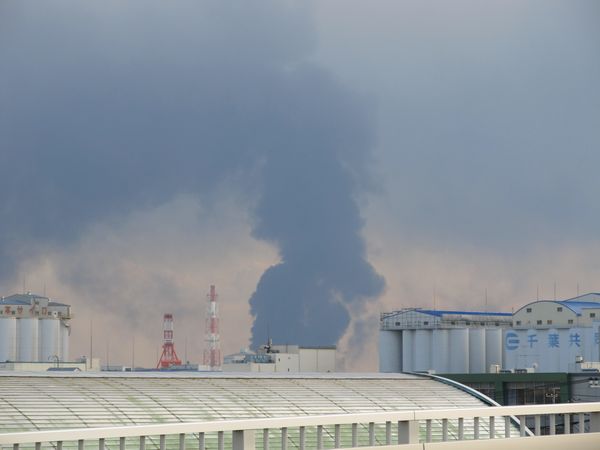 美浜区新港から見たコスモ石油千葉製油所の火災による黒煙