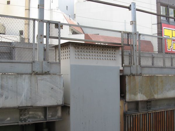縦貫線着工前の神田駅付近の新幹線高架橋。継ぎ足し可能な構造だった。