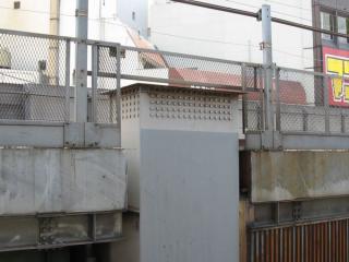 神田駅脇の東北新幹線の橋脚に準備されていた継ぎ足し用のボルト穴。