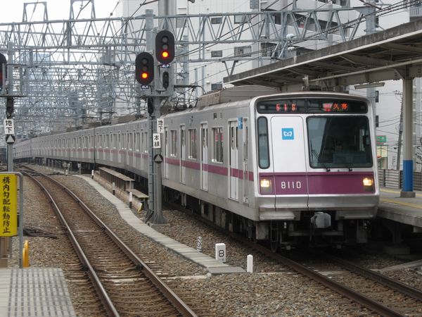 押上駅から急こう配を登り曳舟駅に進入する半蔵門線8000系電車。東京スカイツリーの建設地はこの電車最後尾のさらに奥である。着工前の状況を一切撮影していないことが悔やまれる。2007年2月17日撮影