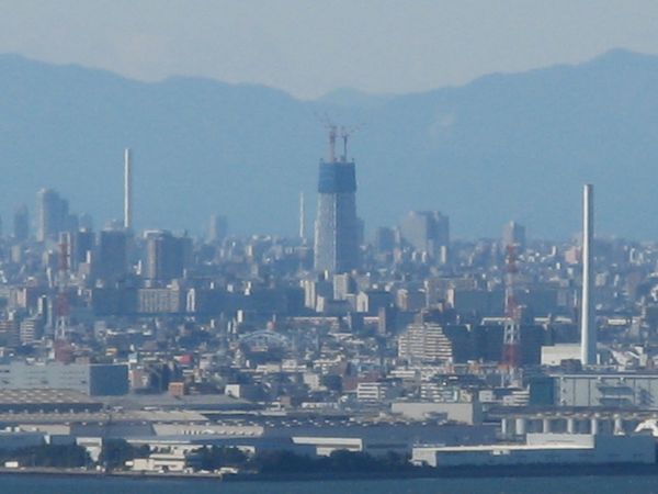 2009年11月3日にアパホテル＆リゾート東京ベイ幕張から撮影した建設中の東京スカイツリー（この時点の高さは189m）