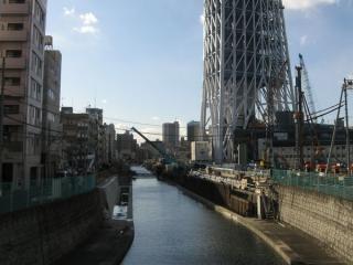京成橋から見た北十間川。護岸の改修工事が行われている。