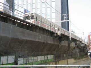 並木橋から渋谷駅方向を見たところ。高架橋上を9000系が走行中。
