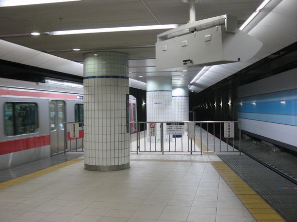 10両分に延長された横浜駅のホーム。このときは検査のため照明も点灯されていた。