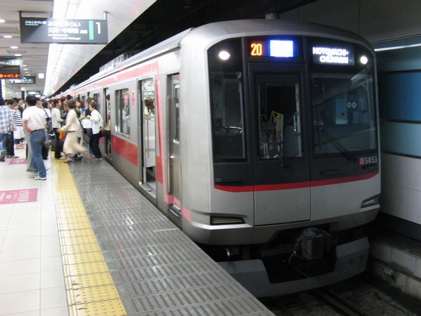 東急東横線5050系。2006年6月24日、横浜駅で撮影