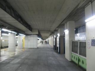 ほぼ同じ位置の2010年3月31日の様子。画面中央のエレベータを撤去して階段を新設した。