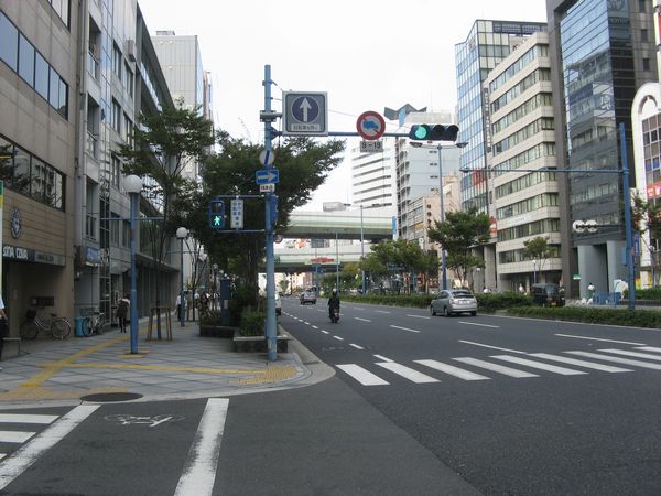 桜橋西交差点から新福島駅方向を見る。奥に見える二重の高架は阪神高速11号池田線。