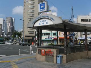なにわ筋と交差する浄正橋交差点にある阪神福島駅の出入口。交差点の反対側には新福島駅の1号出入口がある。