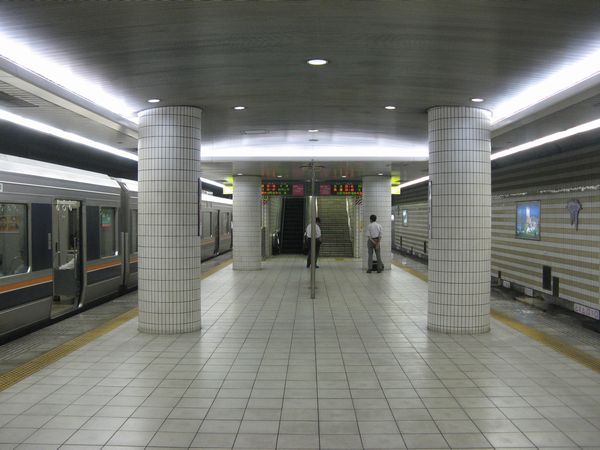 海老江駅地下4階ホーム