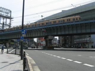 国道2号線上空をゆく阪神本線