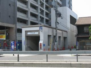 海老江駅2号出入口と換気塔