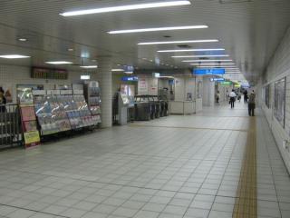 JR東西線海老江駅改札口。奥へ進むと地下鉄野田阪神駅。