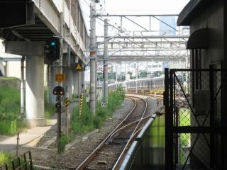 ホームからJR東西線尼崎方面を見る。上下線間に引上げ線が分岐している。