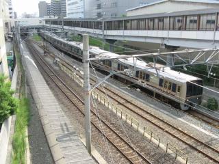 京橋駅を出発したJR東西線の電車。