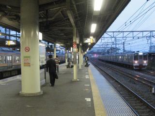 ホームが無い大船駅の貨物線上を通過する211系東海道線上り列車