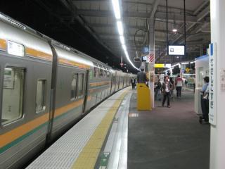 ホームが無い大船駅の貨物線上を通過する211系東海道線上り列車