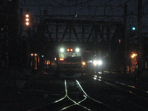 藤沢駅平塚寄りの引き上げ線で待機中のE231系。右後ろの白いライトは貨物線を走る東海道線上り列車。