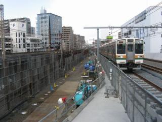 東北旅客線上り線の高架化が完了した段階。左の空間は地上の線路跡で、下り線の高架橋が建設された。