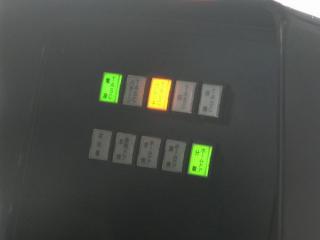 運転台のパネル右側に新設された表示灯。「TASCパターン」「ホームドア」などの文字が並ぶ。