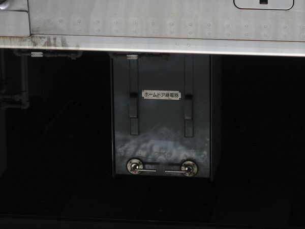 11号車（クハE231形）床下に新設されたホームドア継電器の箱。<br />