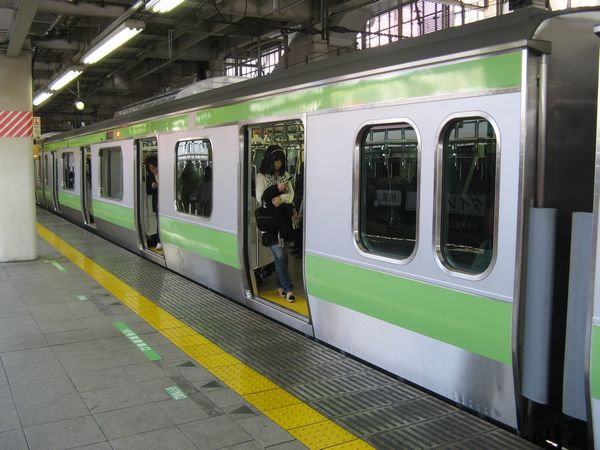 10号車に組み込まれたサハE231形4600番台。2010年3月20日、大崎駅で撮影。