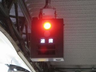 ホーム両端にあるホームドアの動作表示器。ホームドアの開扉中は赤いランプが点灯する。