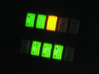 運転台のホームドア関連の表示灯。「ホームドア連携」「ホームドア全閉」の表示灯が点灯。