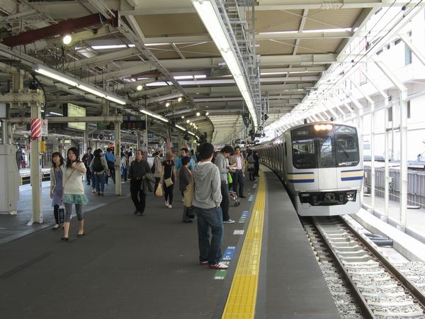 拡幅後の横浜駅横須賀線ホーム10番線に停車中のE217系