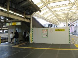 横須賀線ホーム大船寄りの端にある南改札口へ通じる階段。今後エスカレータが新設される予定