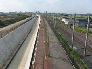 中曽根跨線橋から吉川駅方面を見る。こちらも新しい架線柱が建ち始めている。